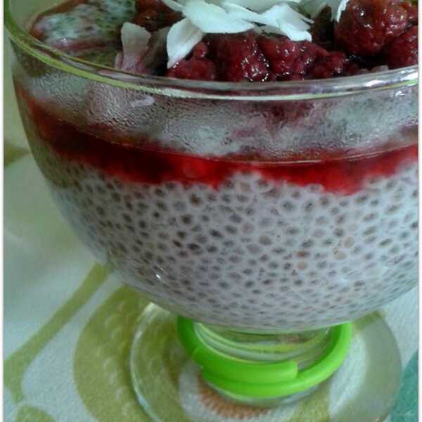 Kokosowy pudding chia z malinami w syropie