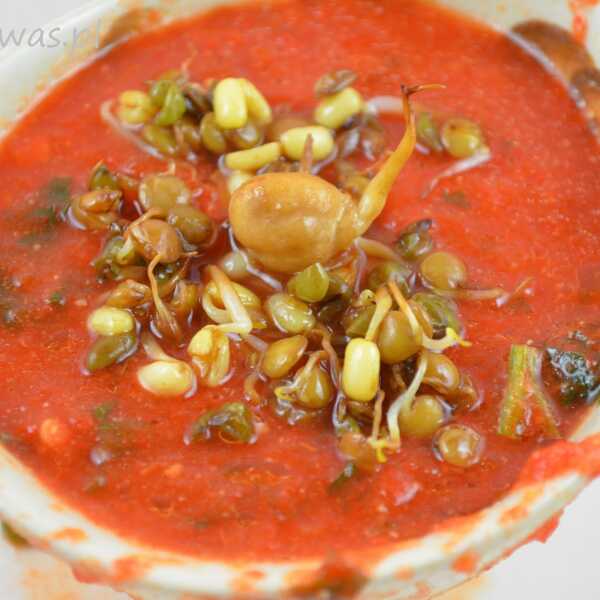  Zupa z pieczonej papryki i pomidorów z kiełkami strączkowymi