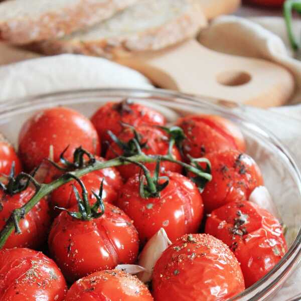 Pomidorki zapiekane z czosnkiem i ziołami 
