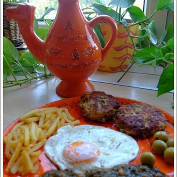 Tunezyjski talerz doskonałości z mięsno-ziemniacznymi kotletami