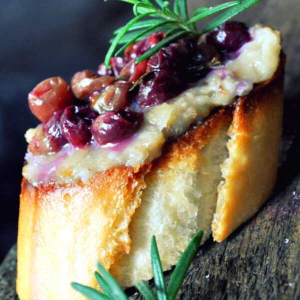 Crostini z pieczonymi winogronami, orzechami i serem gorgonzola