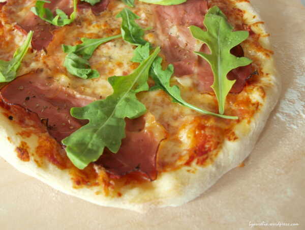 Pizza z kamienia – z szynką parmeńską, rukolą i suszonymi pomidorami