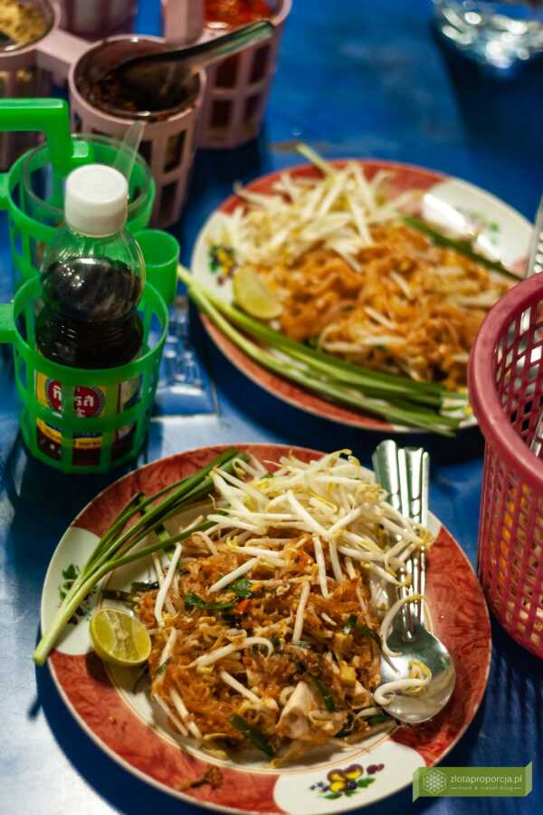 Pad thai – makaron smażony po tajsku z tofu, krewetkami lub kurczakiem