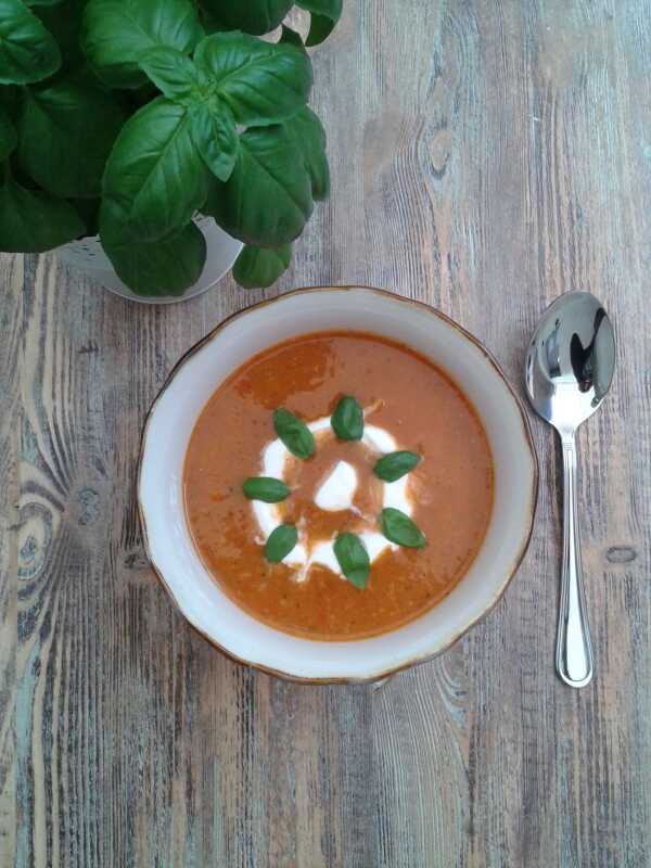 Zupa krem z pieczonej papryki na bazie z pomidorów z wkładką;)