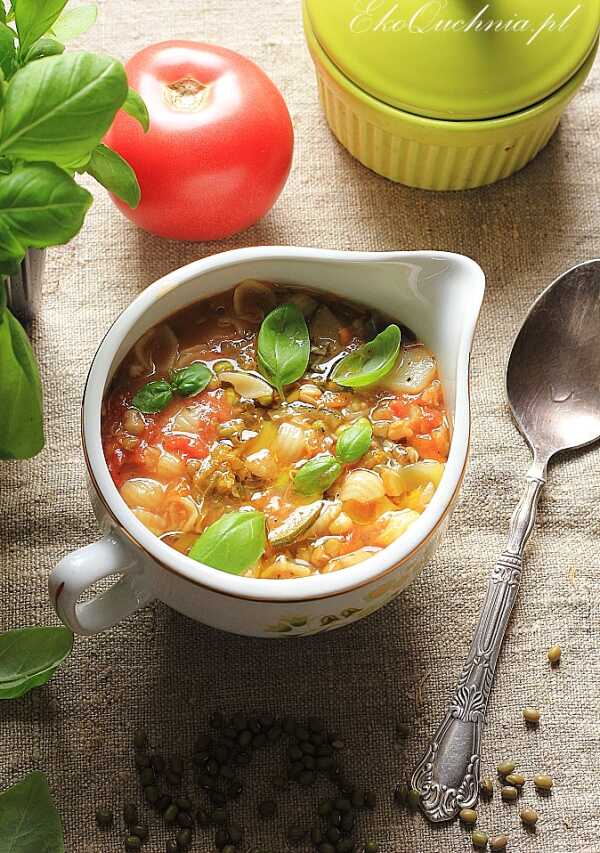 Włoska zupa minestone z fasolką mung