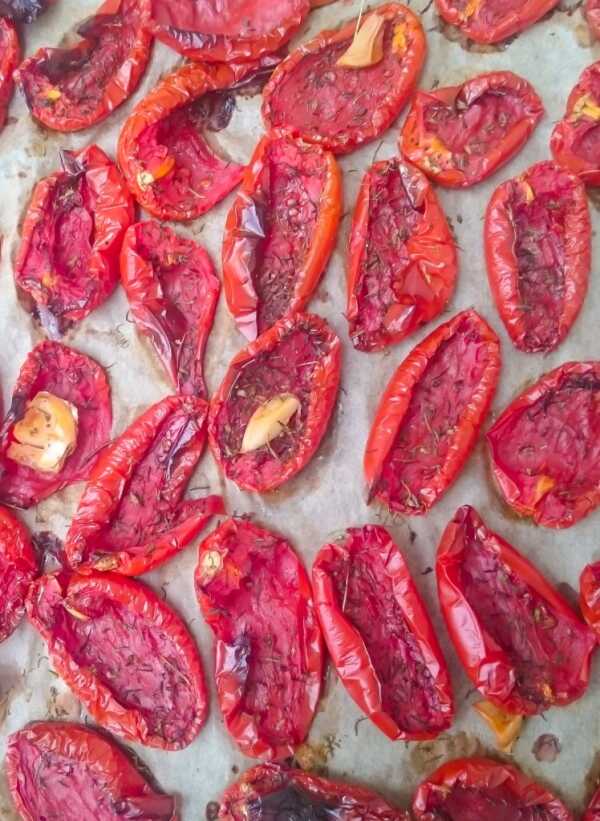 Suszone pomidory domowym sposobem. To łatwe!