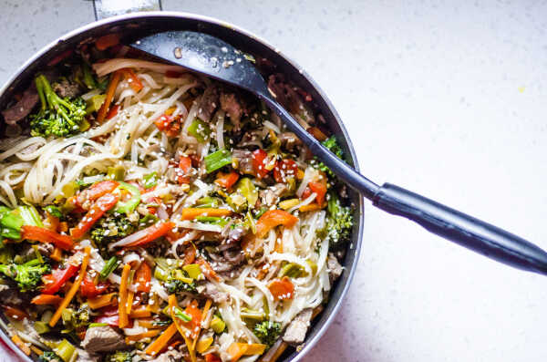 Makaron ryżowy z wołowiną i warzywami