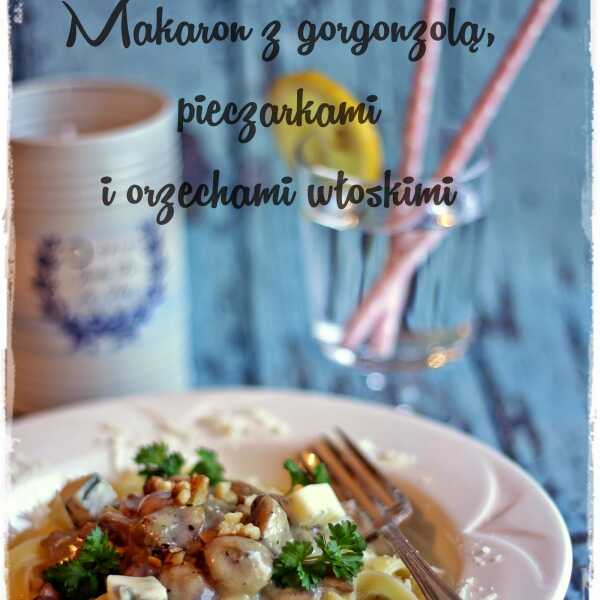 Makaron z gorgonzolą, pieczarkami i orzechami włoskimi. Szybkie danie.
