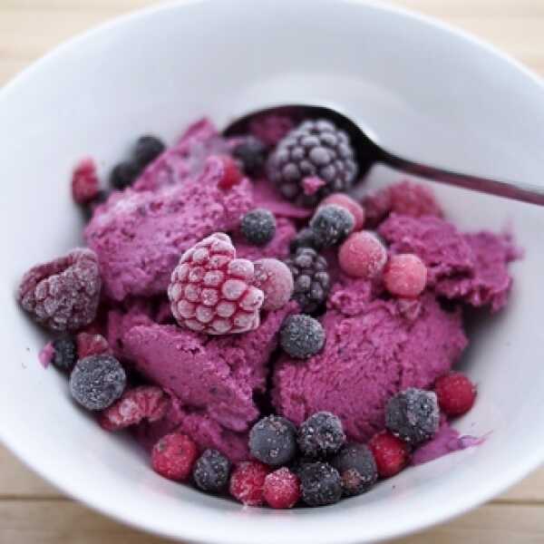 Jogurtowe lody o smaku owoców leśnych