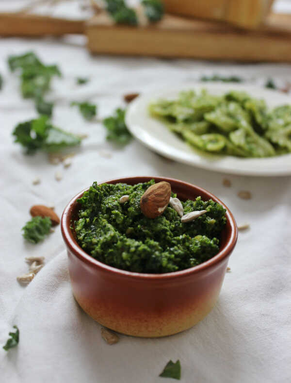 Błyskawiczny makaron z jarmużowym pesto