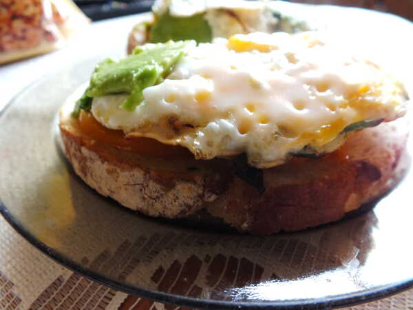 Co na śniadanie: kanapki z jajkiem sadzonym i warzywami