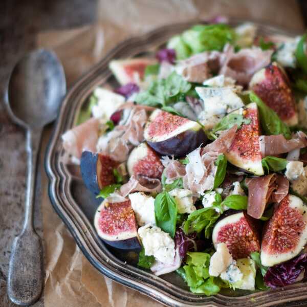 Sałatka z figami i serem z niebieską pleśnią (Fig and blue cheese salad).