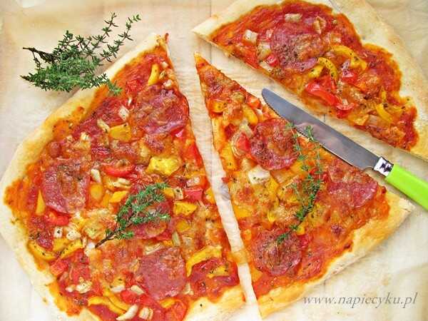 Pizza orkiszowa z cukinią, salami i mozzarellą