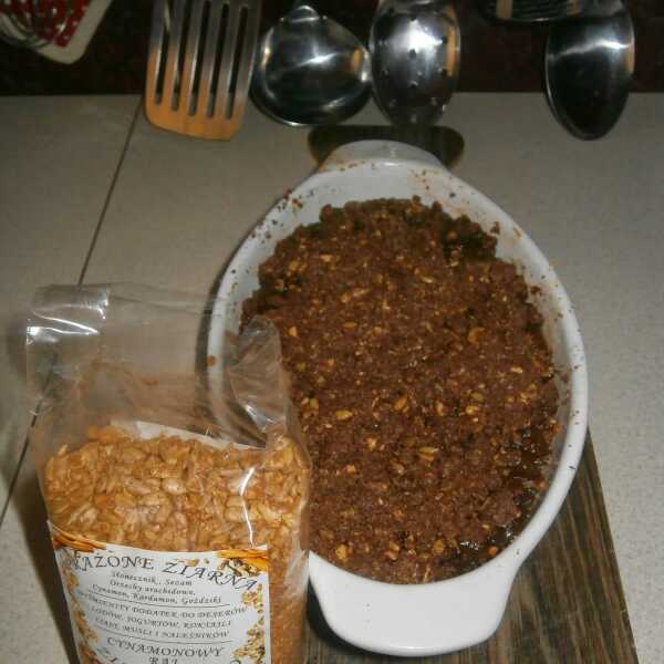 Gruszki zapiekane pod kakaową kruszonką z dodatkiem ziarenek od Ziarenkowo.
