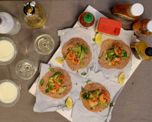 Razowe taco z krewetkami i awokado
