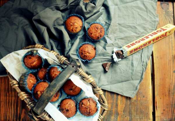 Klasyczne, wilgotne muffinki z ciągnącym się toblerone