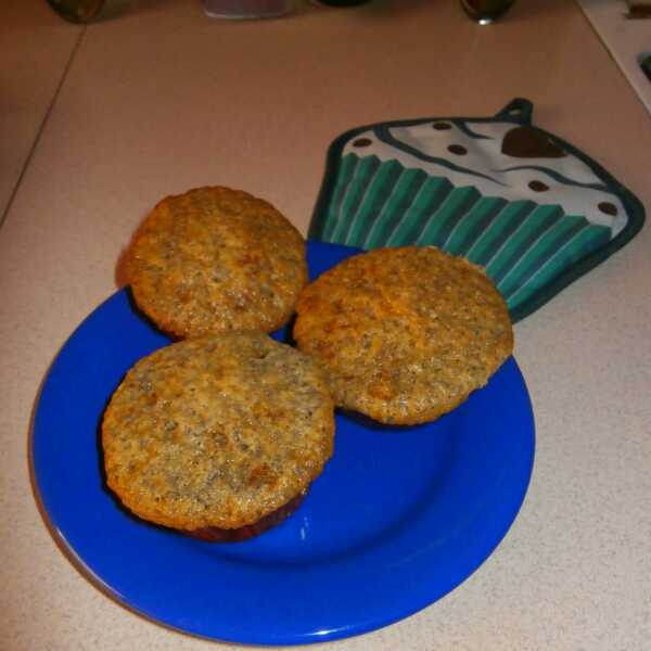 Makowe muffinki z dżemem wiśniowym.