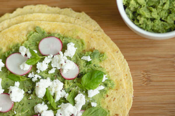 Tortilla z bobem, awokado i rzodkiewką