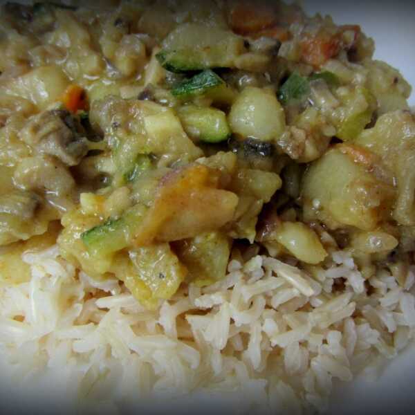 Brązowy ryż z warzywami w sosie na mleku migdałowym i oleju kokosowym