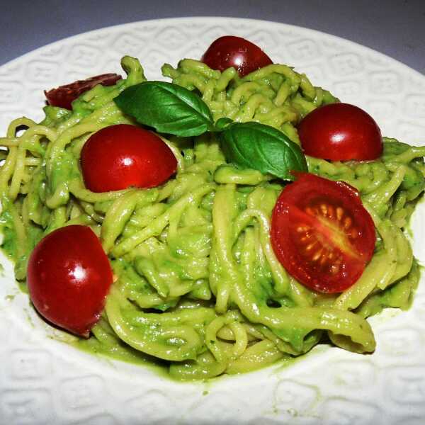 Makaron z kremem z awokado / Creamy avocado pasta