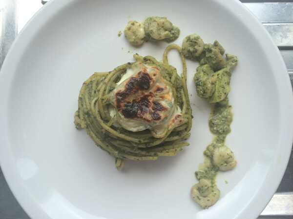 Zielone gniazdko czyli spaghetti z cukinią, krewetkami i pesto