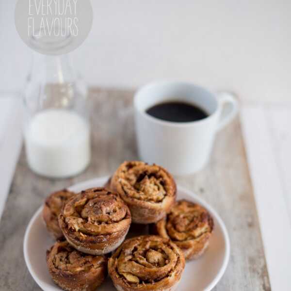 DROŻDŻOWE MUFFINY Z CYNAMONEM I JABŁKAMI.