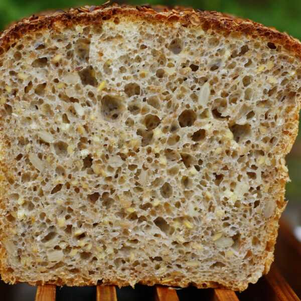 Chleb na żytnim zakwasie z czterema ziarnami