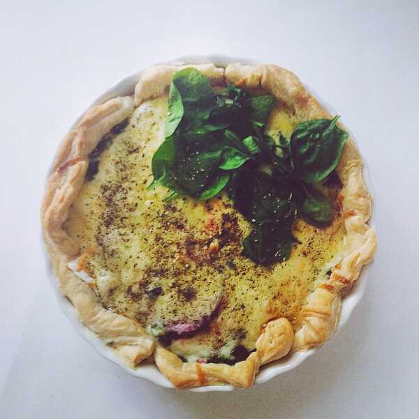 Delicious tart with spinach, beetroot & goat cheese