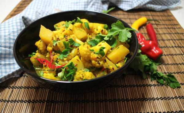 Aloo Gobi, czyli ziemniaczano-kalafiorowe curry.