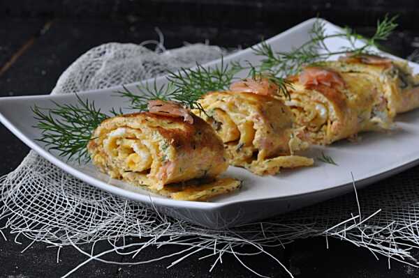 Tamagoyaki z łososiem i koperkiem