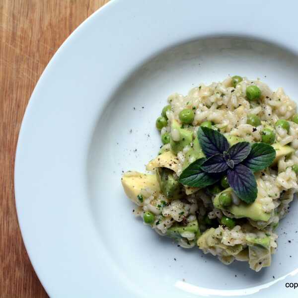 Risotto z pesto, awokado i zielonym groszkiem