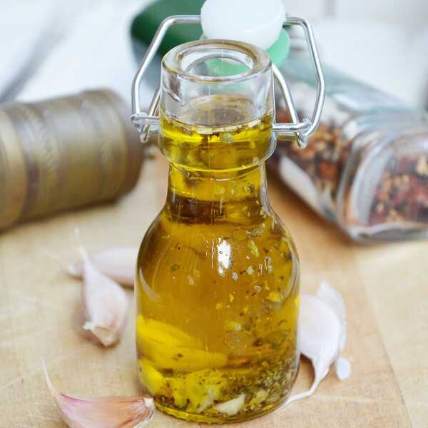 Oliwa z oliwek aromatyzowana czosnkiem, oregano i chili