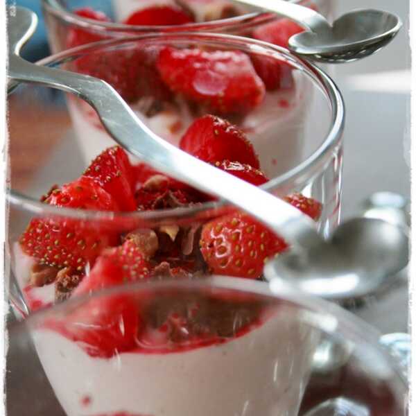 Lekki deser jogurtowo-truskawkowy z czekoladą