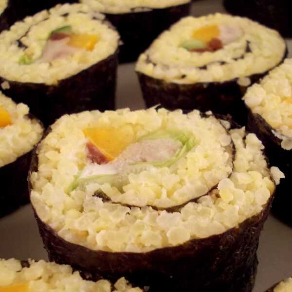 'Sushi' z kaszą jaglaną i wędzoną makrelą