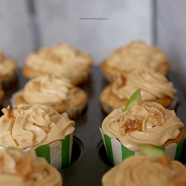 Salted Caramel and Apple Cupcakes / Babeczki Jabłkowe z Solonym Karmelem