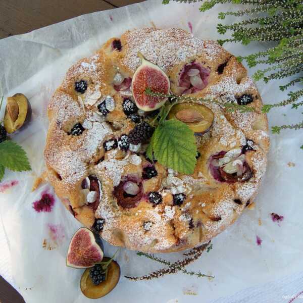 Ciasto migdałowe z owocami jesieni
