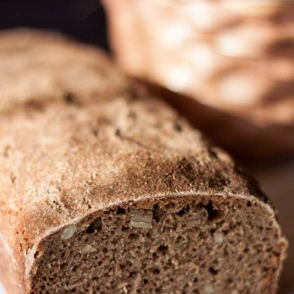 Chleb żytni razowy z ziarnami na zakwasie