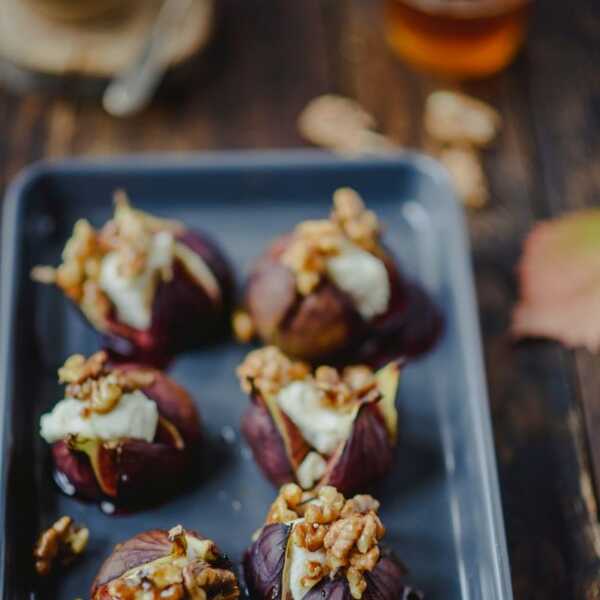 Pieczone figi z ricottą i prażonymi na miodzie orzechami