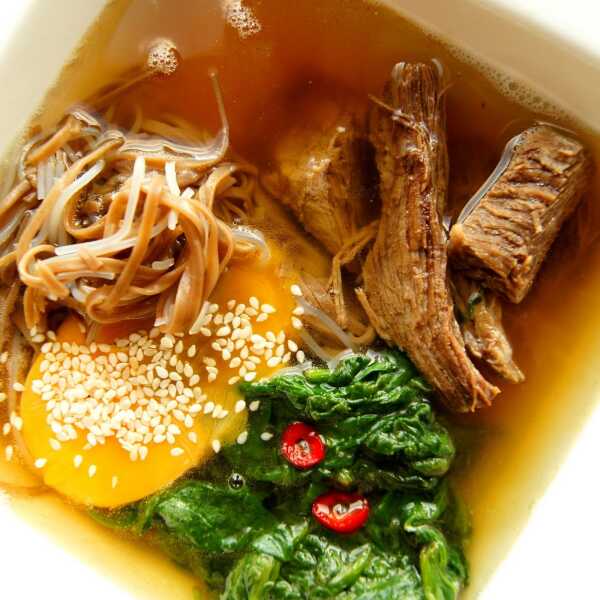 Azjatycka zupa z wołowiną teriyaki