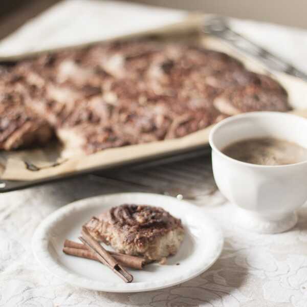 BAKING :: Cardamom and cinnamon buns with nuts and rye flour