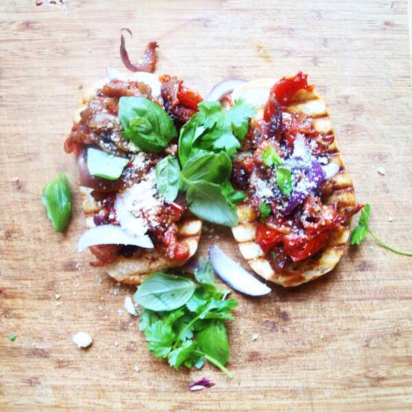 CZYSZCZENIE LODÓWKI: Tost z pastą z pomidorów, cebuli i boczku