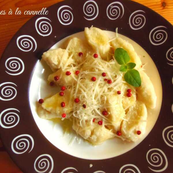 Leniwe z parmezanem i różowym pieprzem/Polish cottage cheese gnocchi with parmesan and pink pepper