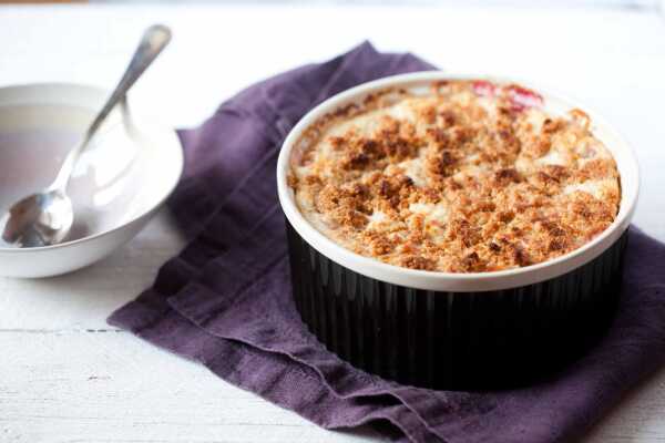 Pudding ryżowy ze śliwkami pod migdałową kruszonką