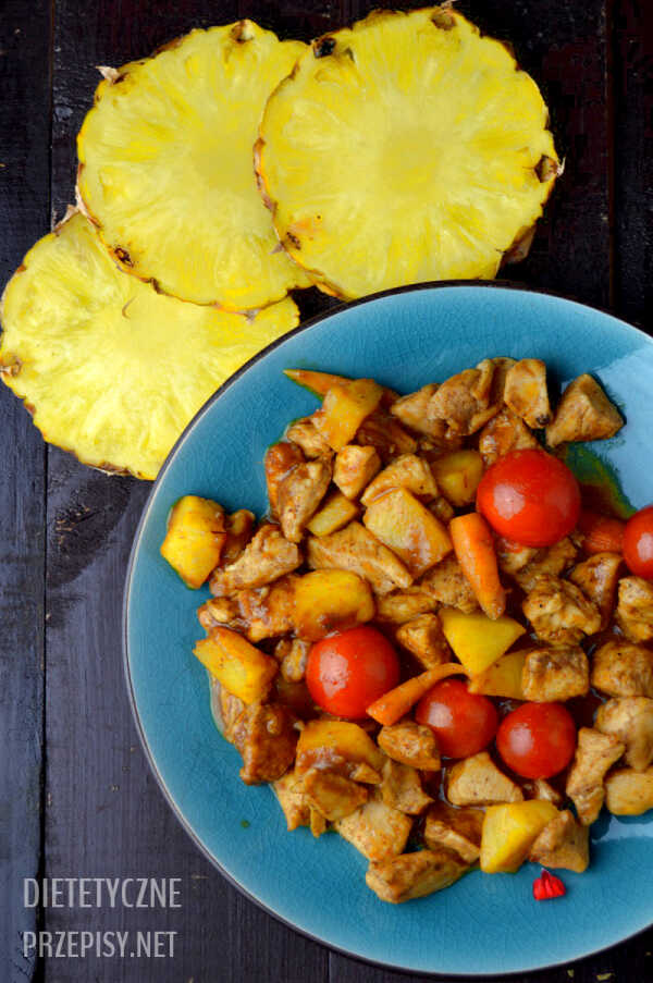 Kurczak po tajsku w czerwonym curry z ananasem