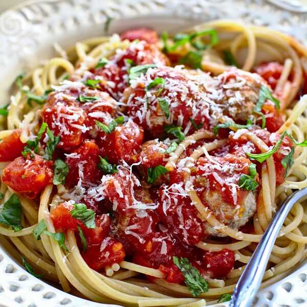 Makaron Spaghetti z Klopsikami w Sosie Pomidorowym
