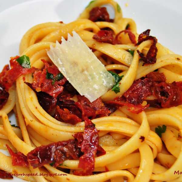 Fettuccine z suszonymi pomidorami i chorizo