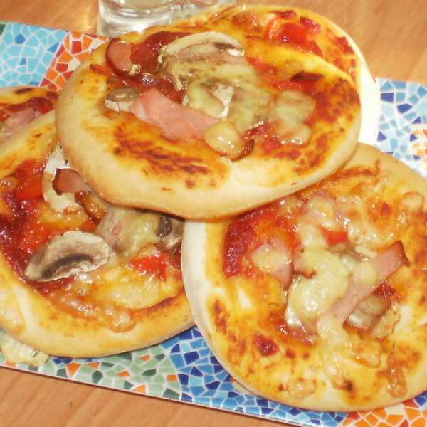 Pizzerinki-puszyste i wspaniałe, mini pizze :-) 