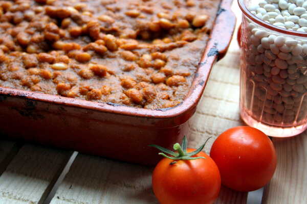 Baked beans, czyli pieczona fasolka w sosie pomidorowym.