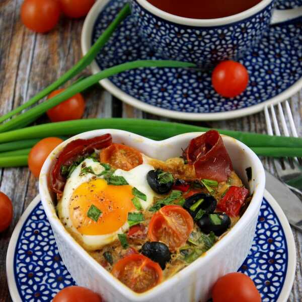Jajka zapiekane z warzywami i szynką parmeńską 