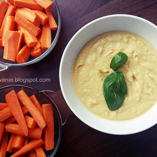 Hummus z pokrojonymi marchewkami- pasta na chleb, dip do warzyw